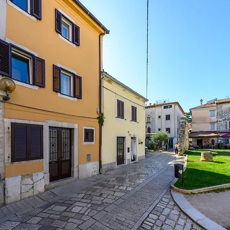 In Near Old Town * פורץ