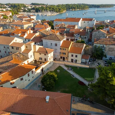 Apartment In Near Old Town *