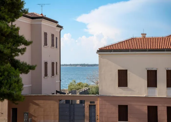 In Near Old Town Апартаменти *